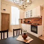 Industrial Brick With King Bed - Bucarest