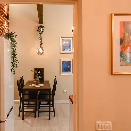 Industrial Brick With King Bed - 아파트