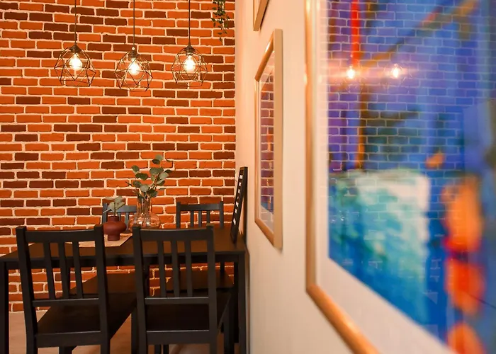 아파트 Industrial Brick With King Bed -