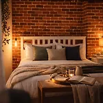 Daire Industrial Brick With King Bed -