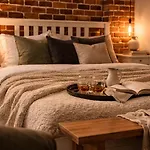 Industrial Brick With King Bed - Daire