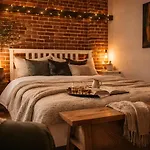 Industrial Brick With King Bed - Daire Bükreş