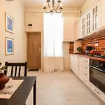 Industrial Brick With King Bed - Bükreş