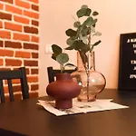 Industrial Brick With King Bed - Bükreş