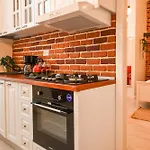 Industrial Brick With King Bed - דירה *