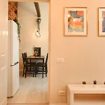 Daire Industrial Brick With King Bed -