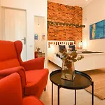 Daire Industrial Brick With King Bed -