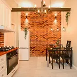 Industrial Brick With King Bed - Daire Bükreş