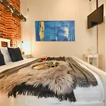 Industrial Brick With King Bed - Bükreş