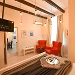 Daire Industrial Brick With King Bed - *