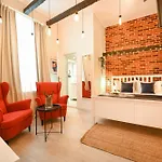 Industrial Brick With King Bed - Daire Bükreş