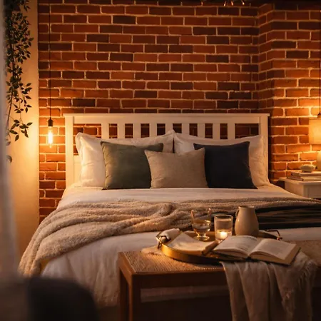 Daire Industrial Brick With King Bed -
