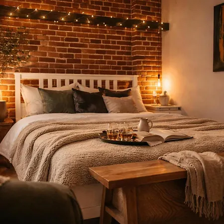 Industrial Brick With King Bed - Daire Bükreş