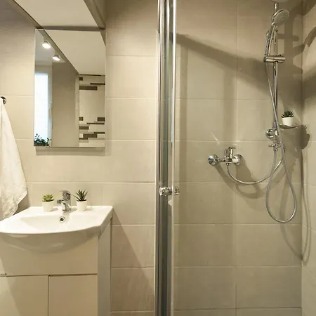 Daire Industrial Brick With King Bed - Bükreş