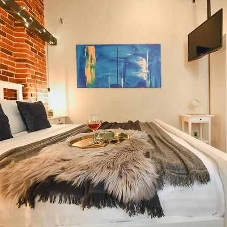 Industrial Brick With King Bed - Bucarest